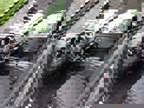 Used 2021 Nissan Rogue SV image 2