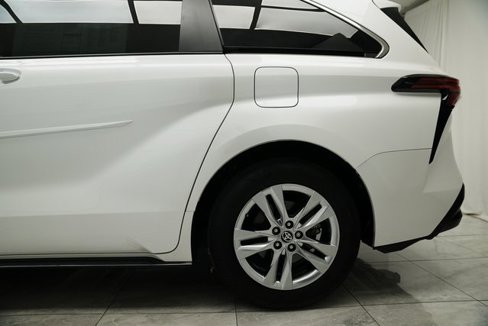Used 2024 Toyota Sienna Limited image 10