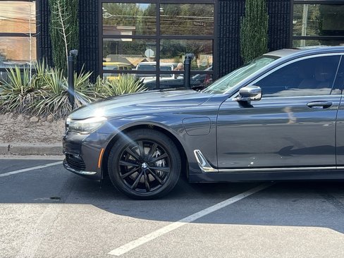 Used 2017 BMW 740e xDrive image 10