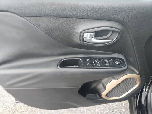 Used 2017 Jeep Renegade Limited image 17