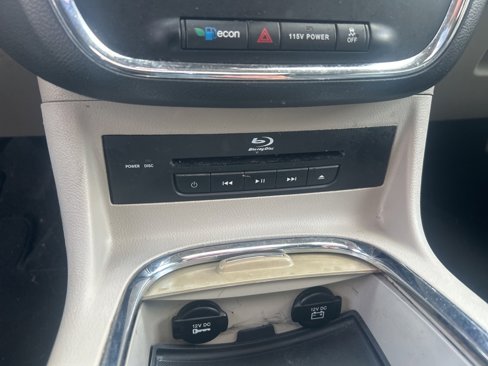 Used 2014 Chrysler Town & Country Touring-L w/ Driver Convenience Group image 11