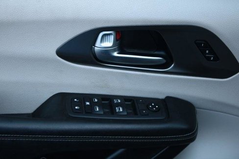 Used 2021 Chrysler Pacifica Touring-L image 13