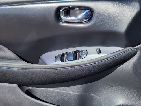 Used 2025 Nissan Leaf S image 7
