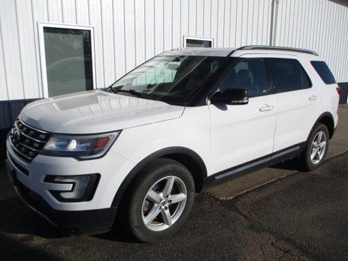 Used 2016 Ford Explorer XLT w/ Equipment Group 202A image 2