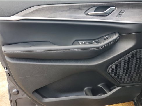 New 2025 Jeep Grand Cherokee Limited image 17
