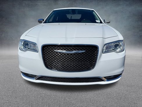 Used 2017 Chrysler 300 C image 12