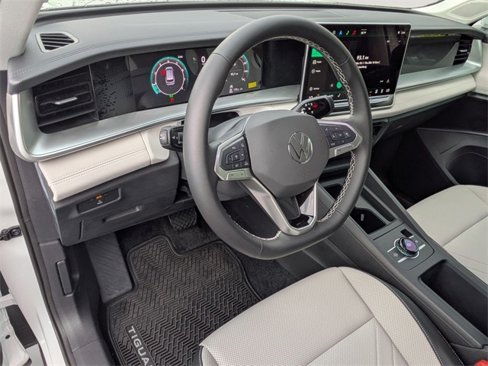 New 2025 Volkswagen Tiguan SE image 10