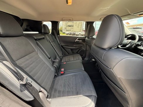 Used 2024 Mitsubishi Outlander SE image 16