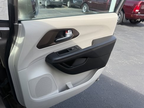 Used 2017 Chrysler Pacifica Touring-L w/ Tire & Wheel Group image 52