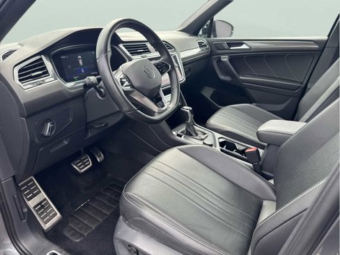 Certified 2022 Volkswagen Tiguan SE R-Line image 9