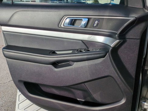 Used 2017 Ford Explorer XLT w/ Equipment Group 202A image 21
