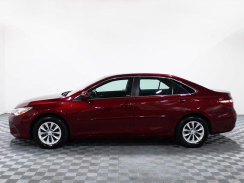 Used 2015 Toyota Camry LE image 3