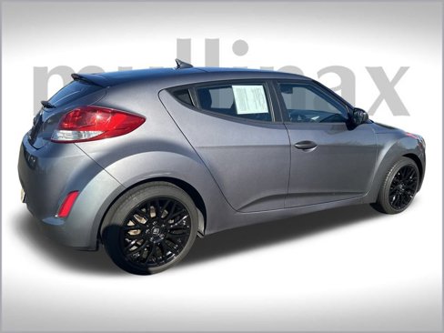 Used 2016 Hyundai Veloster image 3