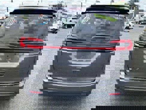 Used 2021 Chrysler Pacifica Touring-L w/ Premium & Safety Sphere Group image 4