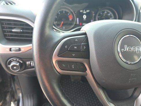 Used 2019 Jeep Cherokee Latitude Plus w/ Comfort/Convenience Group image 19