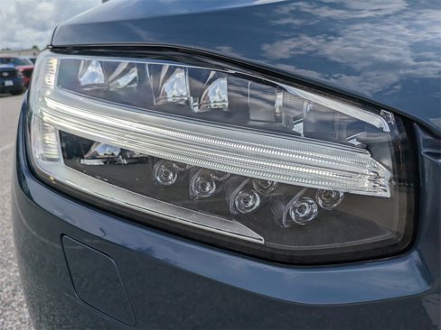 Certified 2022 Volvo XC90 T6 Momentum w/ Climate Package image 10