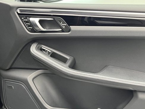 Certified 2024 Porsche Macan image 40