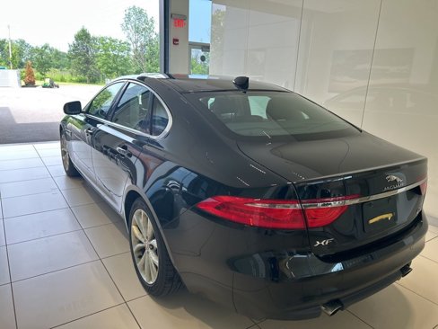 Used 2018 Jaguar XF Premium image 2