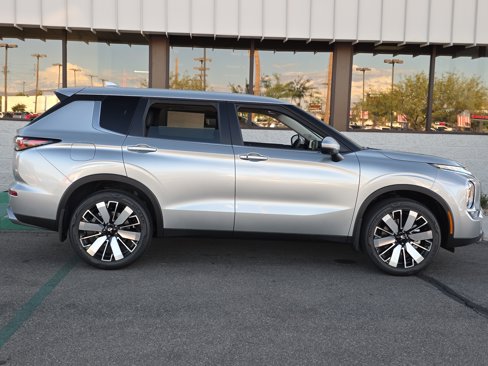 New 2025 Mitsubishi Outlander SE image 5