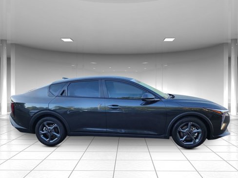 New 2025 Kia K4 LXS image 2