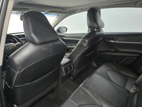 Used 2020 Toyota Camry XLE image 11