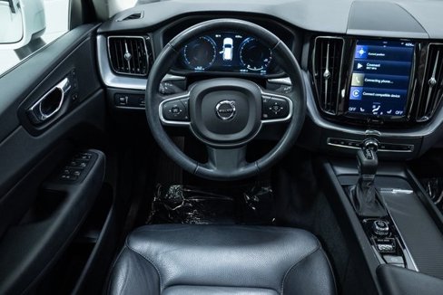 Used 2020 Volvo XC60 T6 Momentum image 3