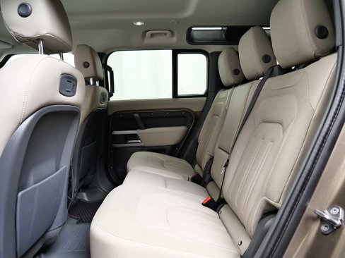 Used 2021 Land Rover Defender 110 SE image 18
