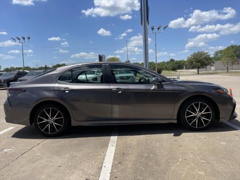 Used 2024 Toyota Camry SE image 4