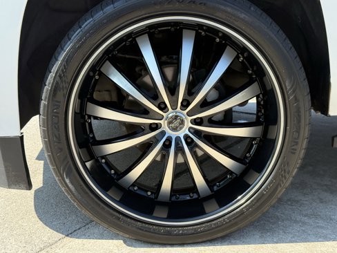Used 2019 Chevrolet Suburban LT image 12