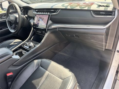 Used 2023 Jeep Grand Cherokee Limited w/ Black Appearance Package image 8