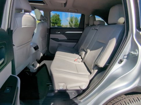 Used 2015 Toyota Highlander XLE image 23