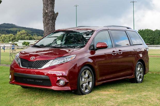 2017 Chrysler Pacifica vs. 2017 Toyota Sienna: Which Is ...