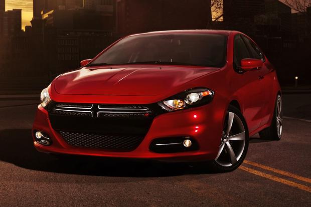 красный автомобиль Dodge Dart без смс