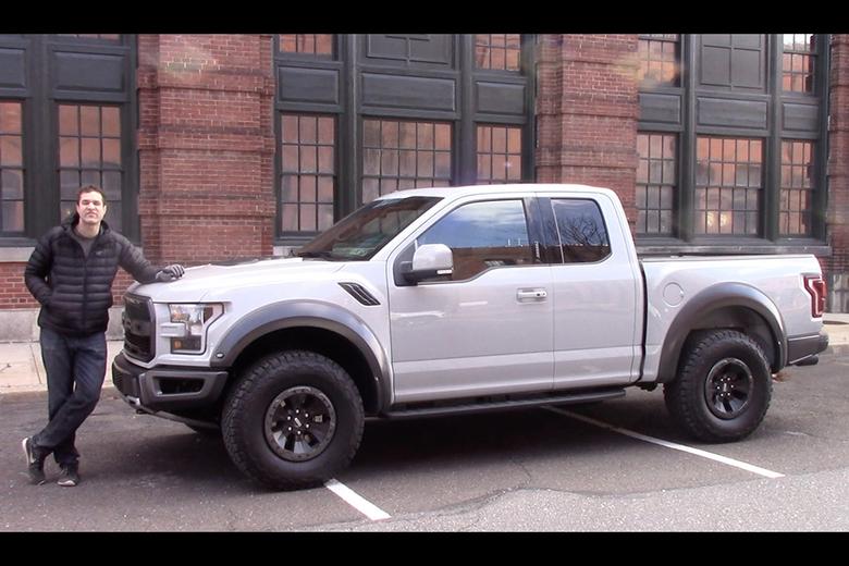 Ford f150 Raptor рядом с человеком