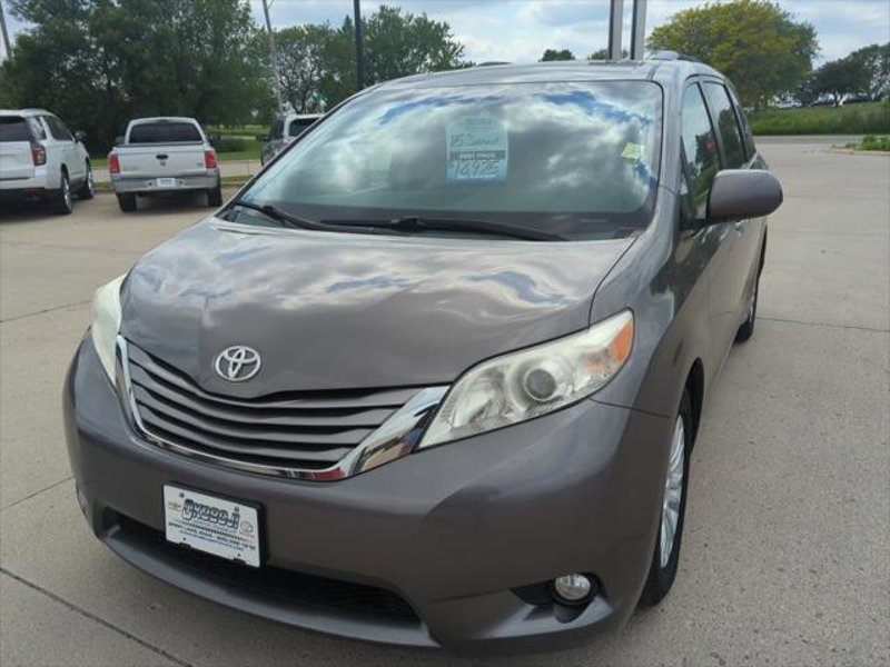 Used 2015 Toyota Sienna XLE image 1