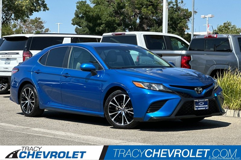 Used 2018 Toyota Camry SE image 1