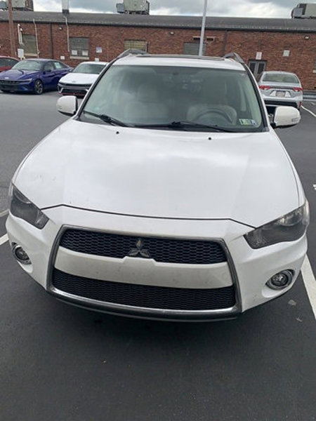 Used 2013 Mitsubishi Outlander SE image 1