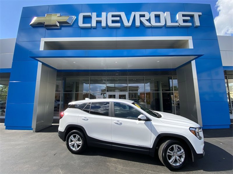 Used 2024 GMC Terrain SLE image 1