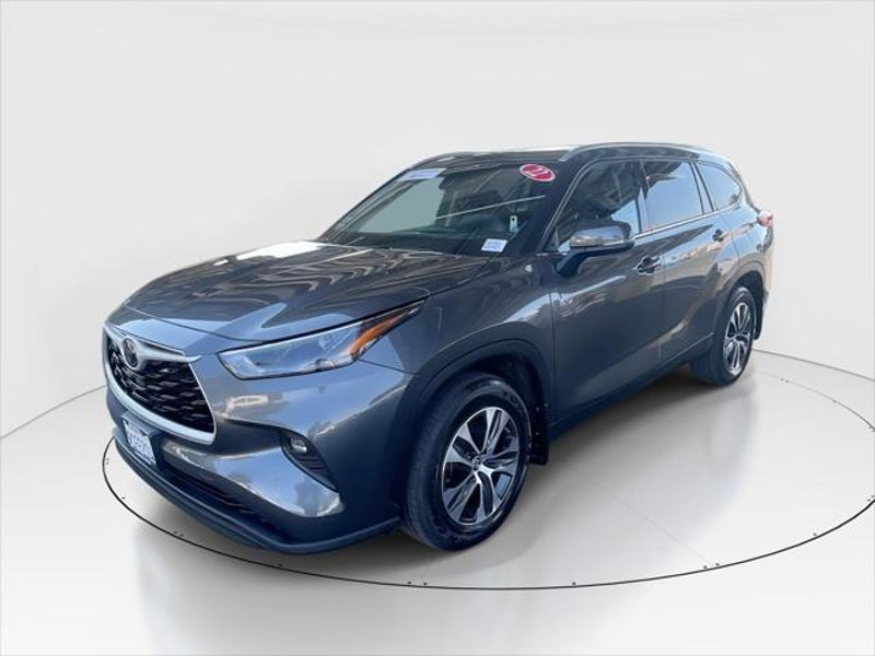 Certified 2022 Toyota Highlander XLE image 1