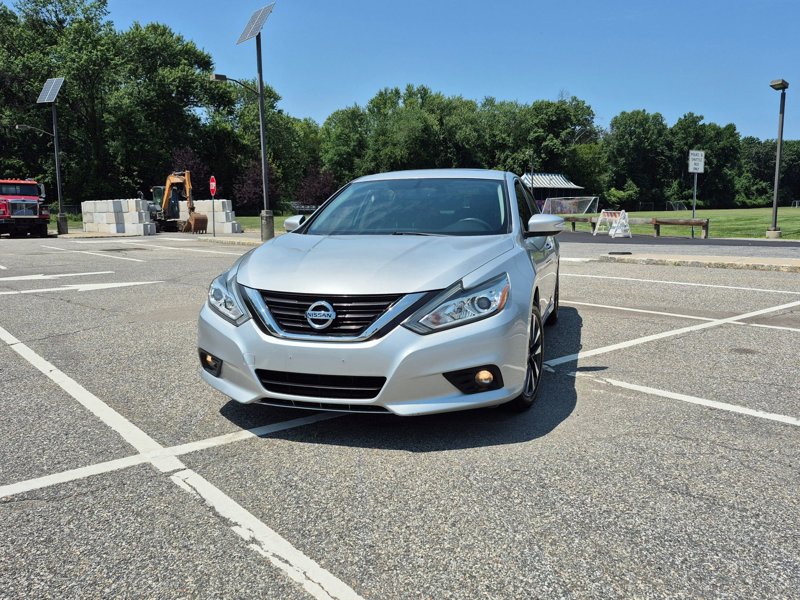 Used 2017 Nissan Altima 2.5 SV image 1