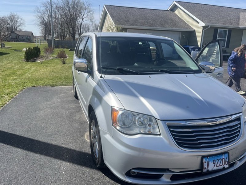 Used 2011 Chrysler Town & Country Touring-L w/ Driver Convenience Group image 1