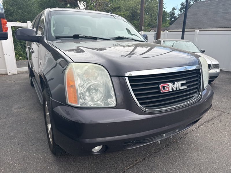 Used 2011 GMC Yukon XL SLT image 1