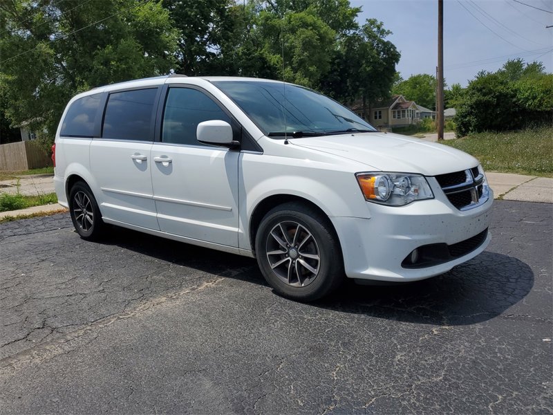 Used 2017 Dodge Grand Caravan SXT image 1