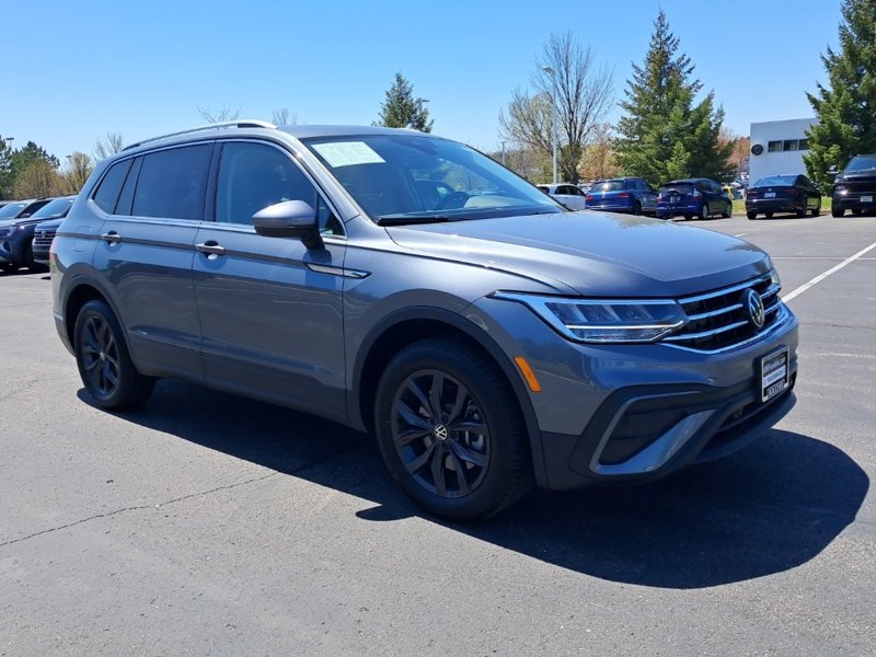 Certified 2024 Volkswagen Tiguan SE image 1