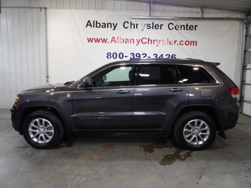 Certified 2021 Jeep Grand Cherokee Laredo image 1