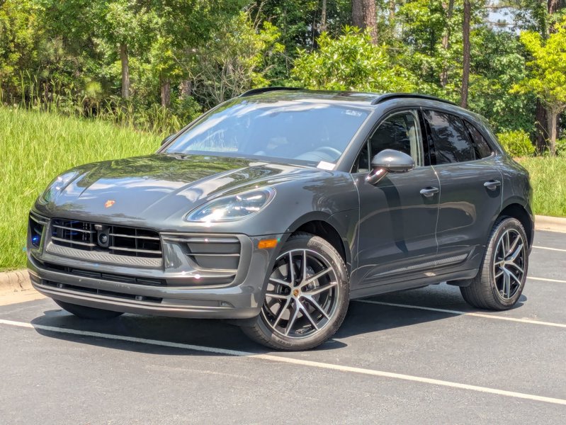 Certified 2025 Porsche Macan image 1
