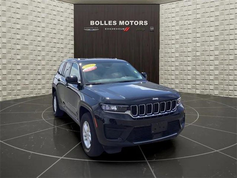 Certified 2023 Jeep Grand Cherokee Laredo image 1