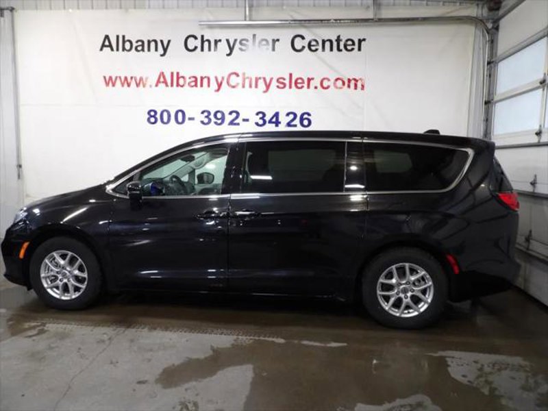 Certified 2023 Chrysler Pacifica Touring-L image 1