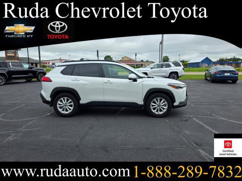 Certified 2022 Toyota Corolla Cross LE image 1