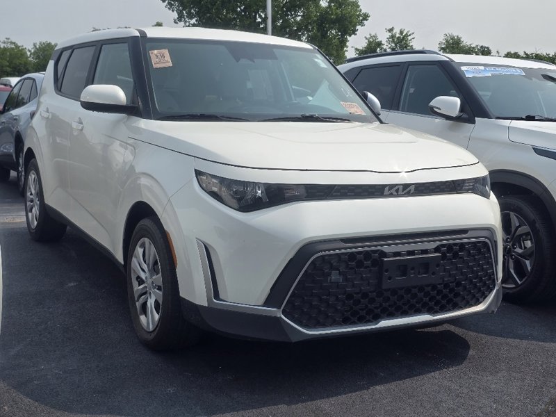 Used 2023 Kia Soul LX image 1